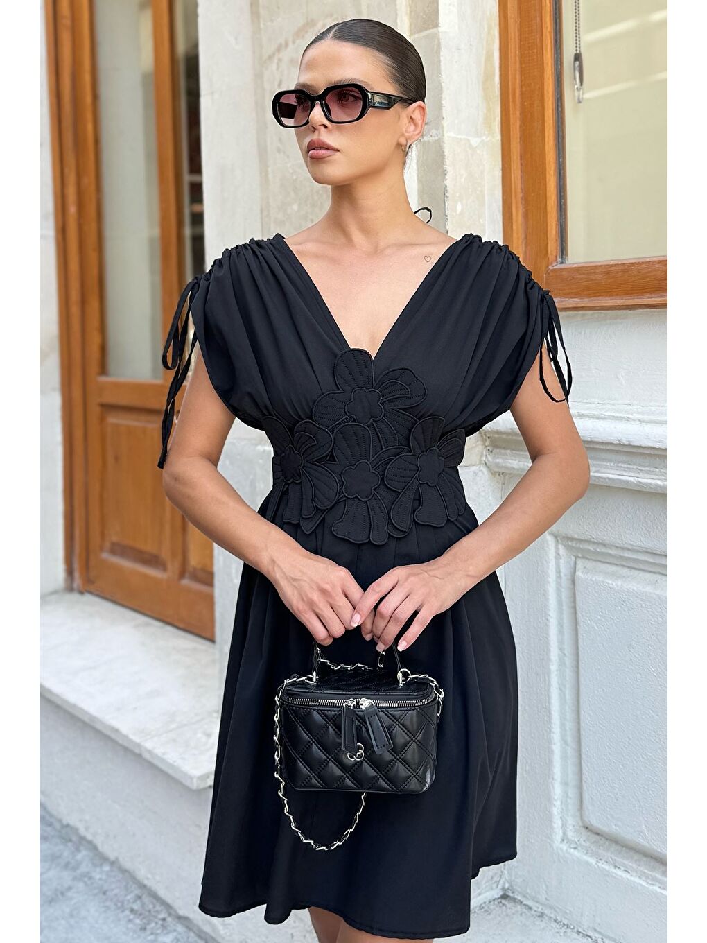 Siyah Papatya Aplikeli Kısa Elbise-1