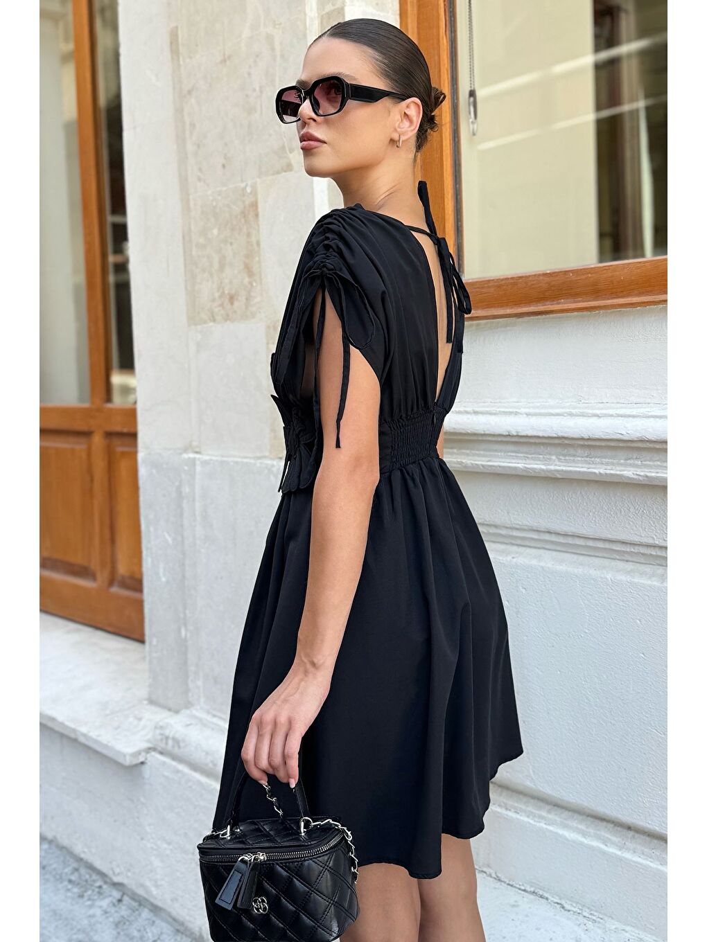 Siyah Papatya Aplikeli Kısa Elbise-2