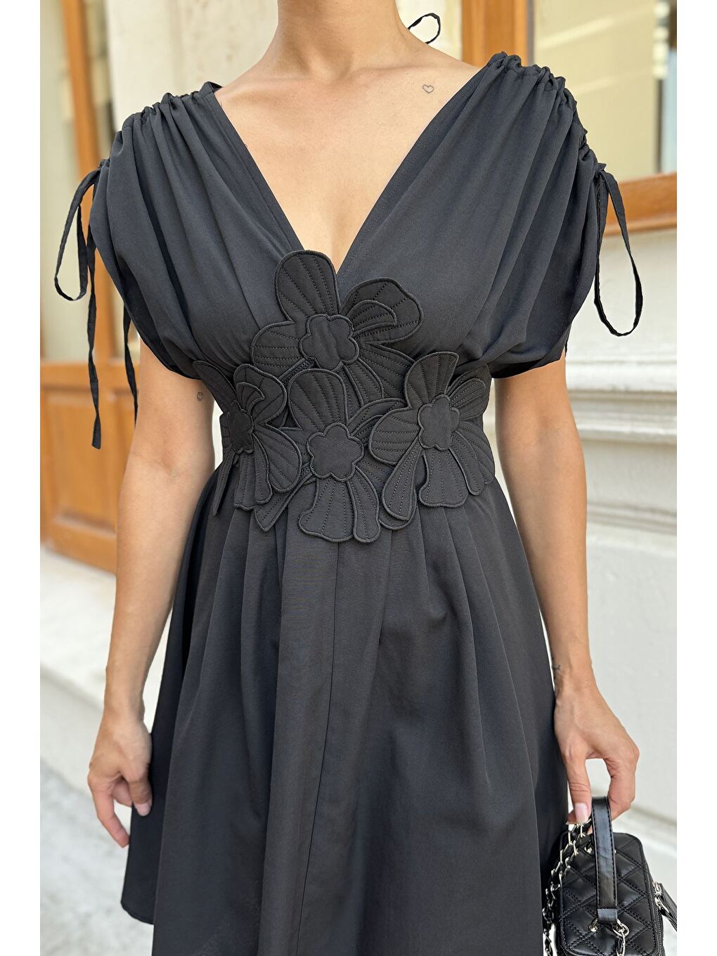 Siyah Papatya Aplikeli Kısa Elbise-3