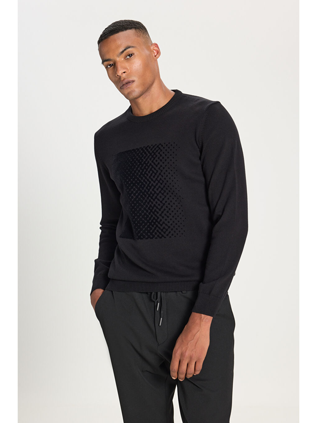 Erkek Siyah %100 Pamuk Standart Fit Normal Kesim Bisiklet Yaka Baskılı Triko Kazak-2