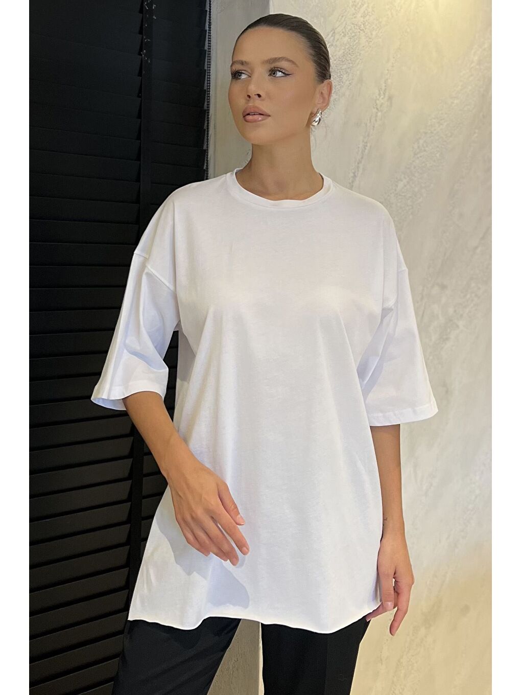 Beyaz Kadın Bisiklet Yaka Yan Yırtmaç Detaylı Salaş T-shirt-1