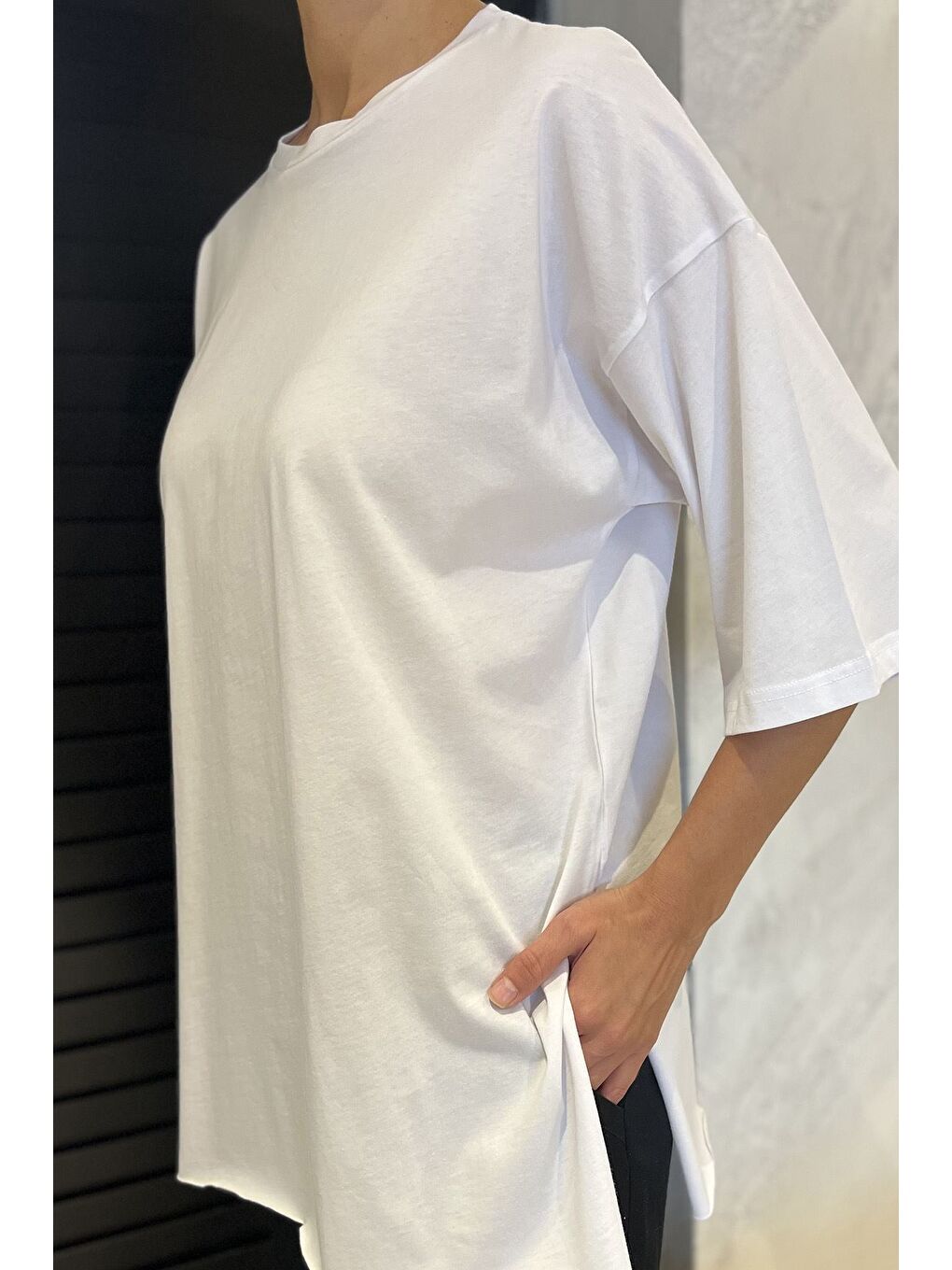 Beyaz Kadın Bisiklet Yaka Yan Yırtmaç Detaylı Salaş T-shirt-3