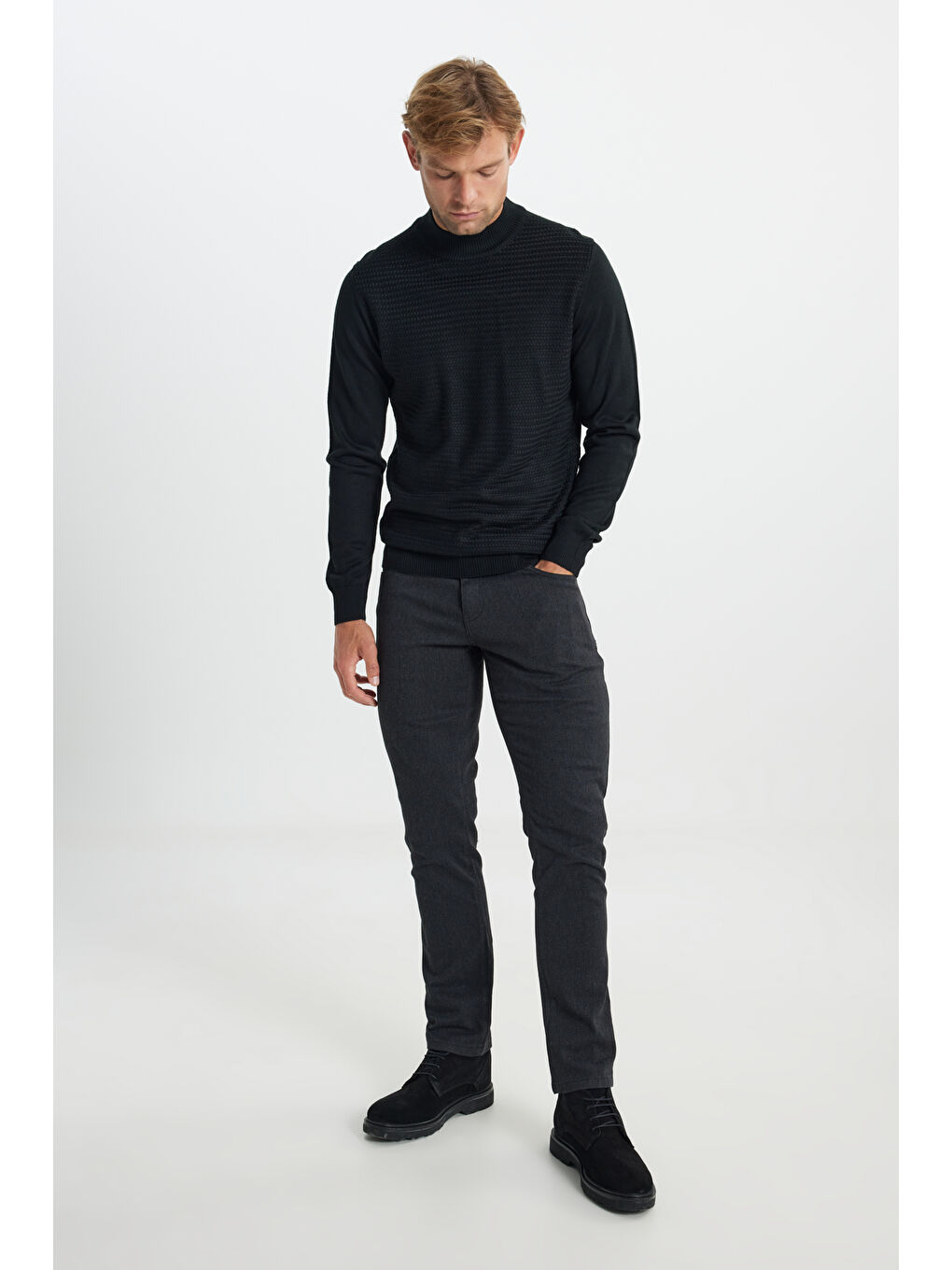 Erkek Siyah Yünlü Sıcak Tutan Standart Fit Normal Kesim Yarım Balıkçı Yaka Jakarlı Triko Kazak-1