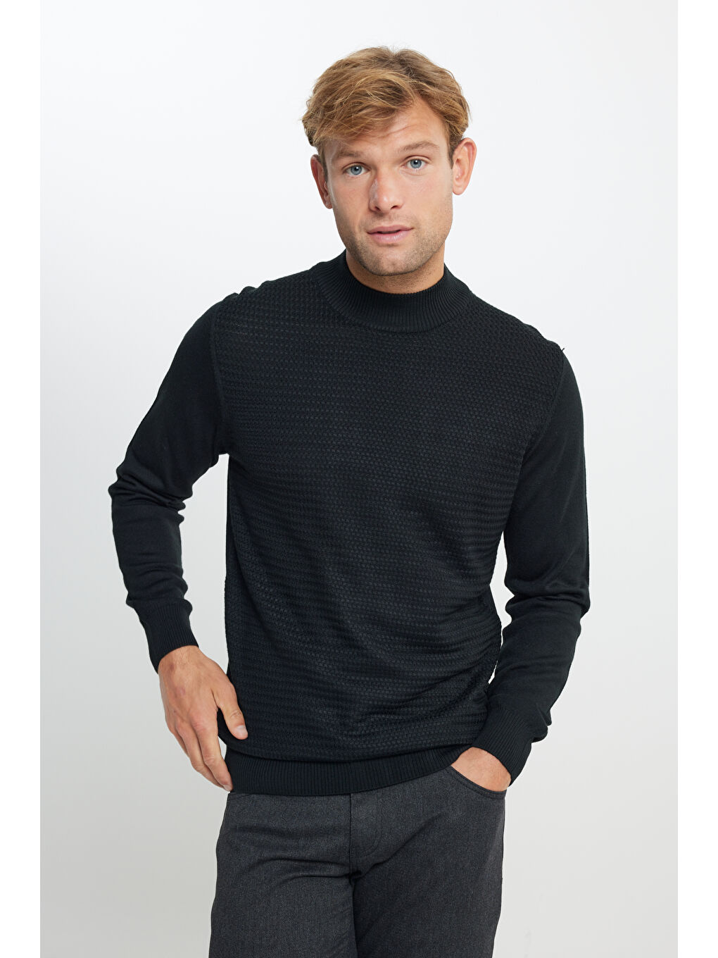 Erkek Siyah Yünlü Sıcak Tutan Standart Fit Normal Kesim Yarım Balıkçı Yaka Jakarlı Triko Kazak-2