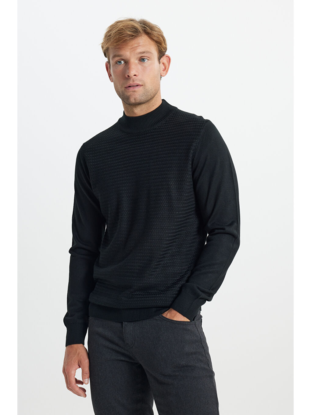 Erkek Siyah Yünlü Sıcak Tutan Standart Fit Normal Kesim Yarım Balıkçı Yaka Jakarlı Triko Kazak-3