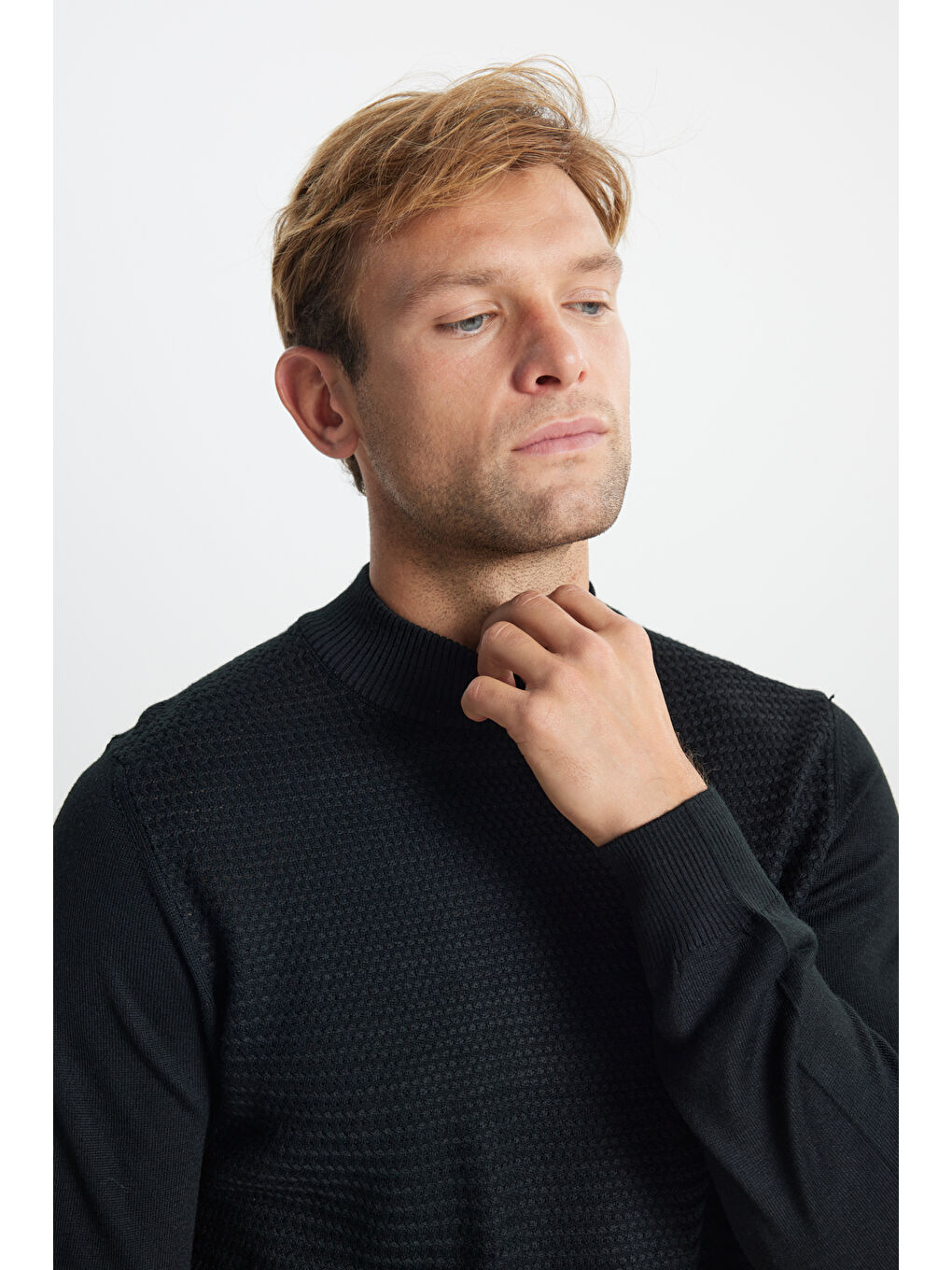 Erkek Siyah Yünlü Sıcak Tutan Standart Fit Normal Kesim Yarım Balıkçı Yaka Jakarlı Triko Kazak-4