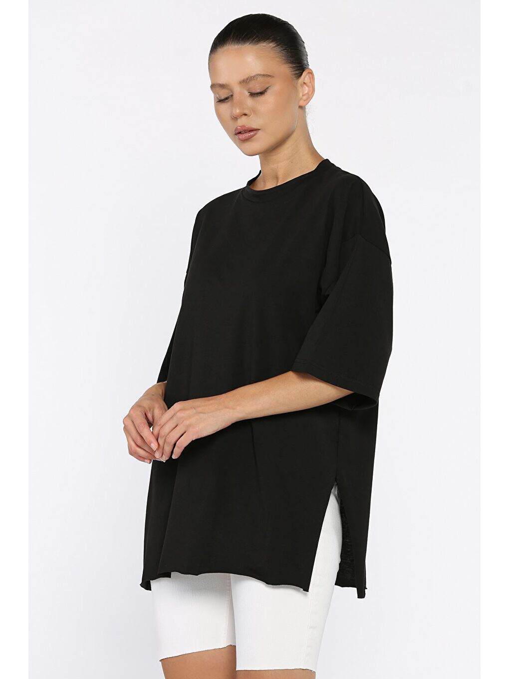 Siyah Kadın Bisiklet Yaka Yan Yırtmaç Detaylı Salaş T-shirt-1