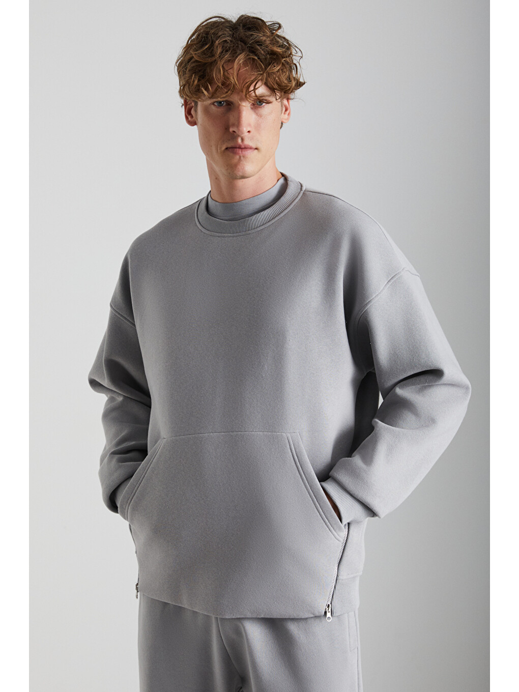 Santıagos Erkek Kangruru Cepli Fermuar Detaylı Arkası Yazı Baskılı Koyu Gri Sweatshirt