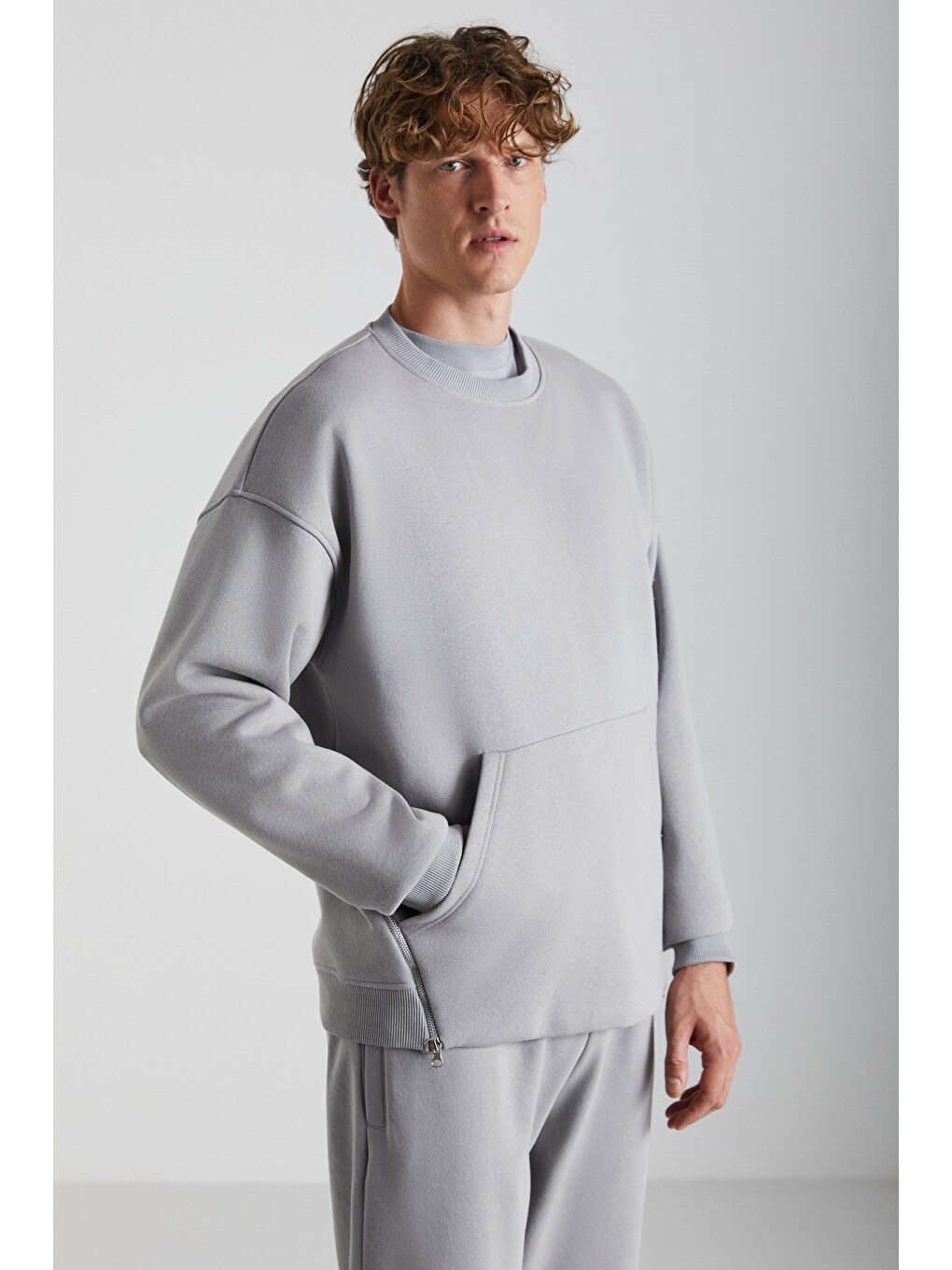 Santıagos Erkek Kangruru Cepli Fermuar Detaylı Arkası Yazı Baskılı Koyu Gri Sweatshirt-2