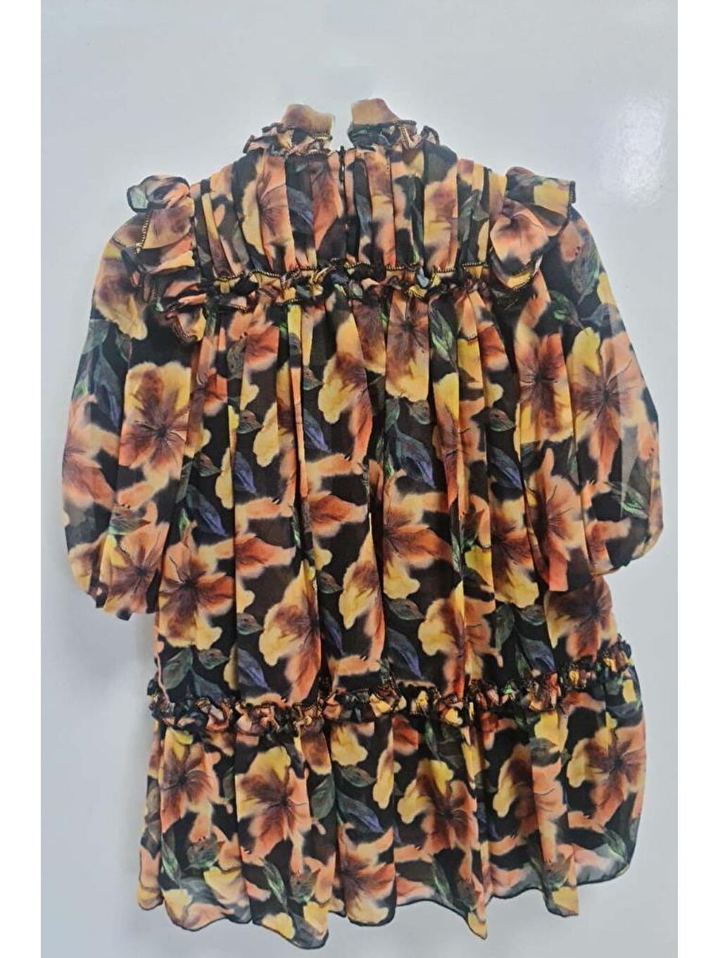 Kız Çocuk Yakası ve Omuzları Fırfır Detaylı Çiçek İşlemeli Pliseli Siyah Elbise-1