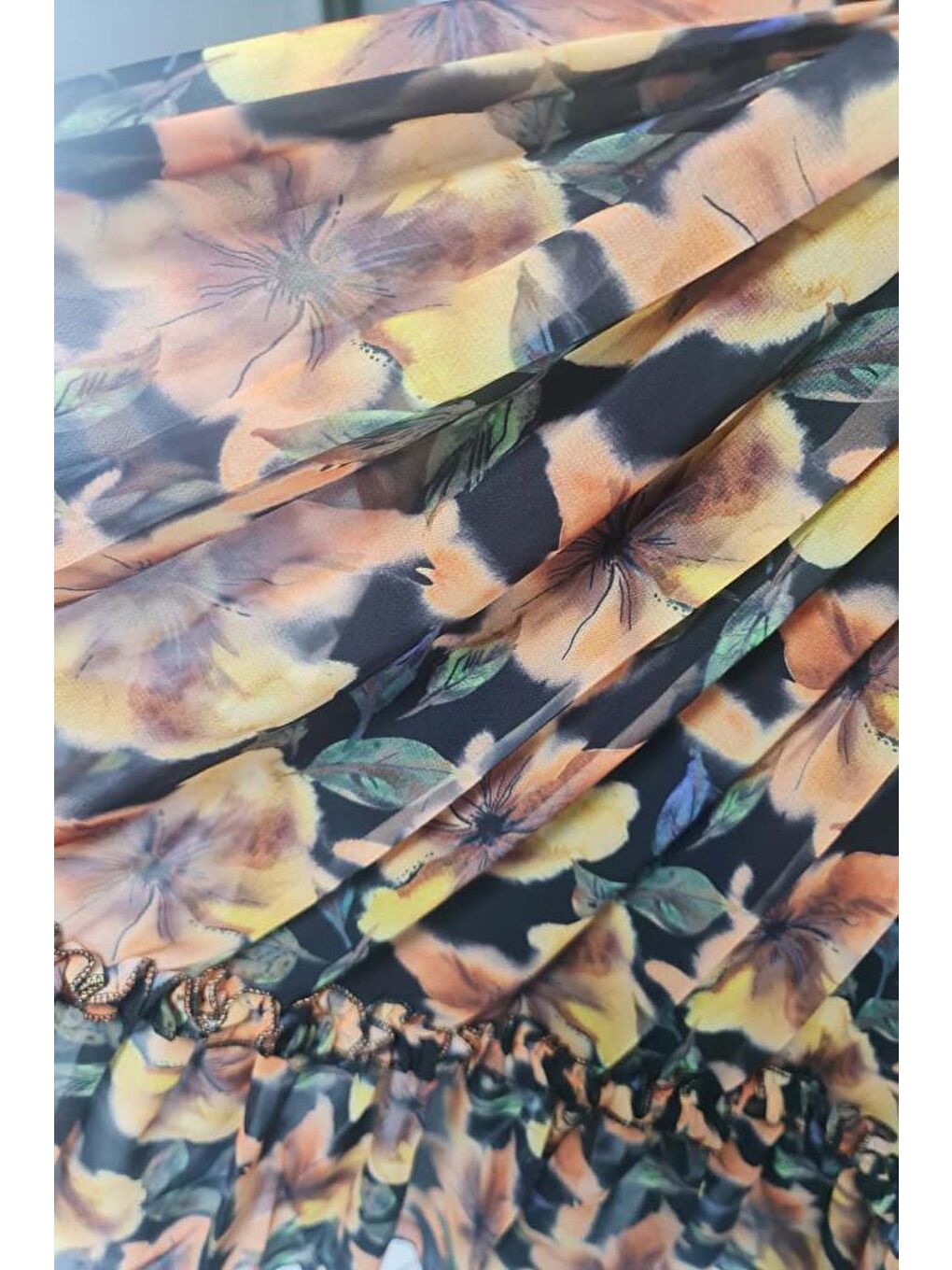 Kız Çocuk Yakası ve Omuzları Fırfır Detaylı Çiçek İşlemeli Pliseli Siyah Elbise-2