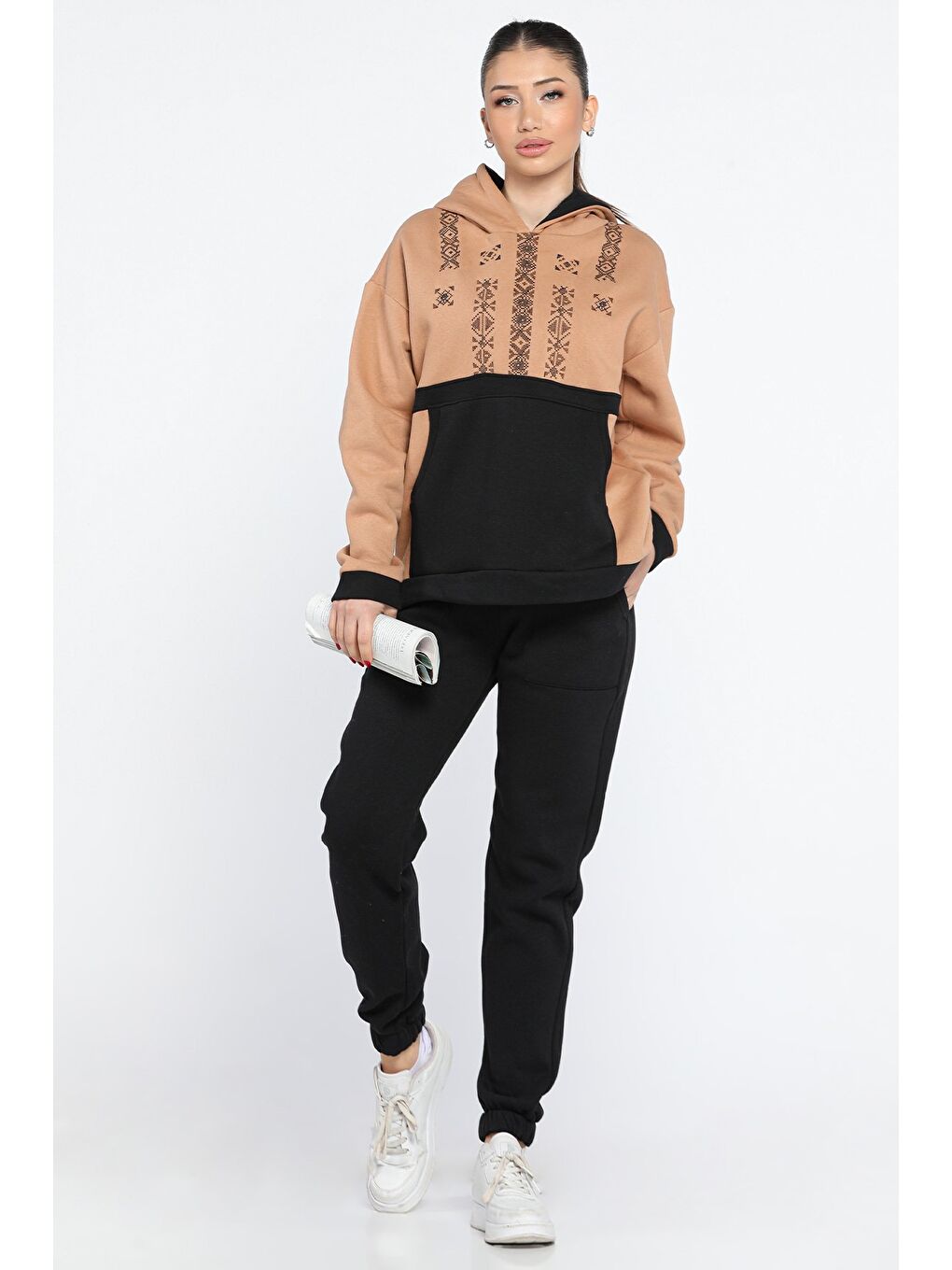 Siyah Nakışlı Kanguru Cepli Kadın Şardonlu Eşofman Takımı