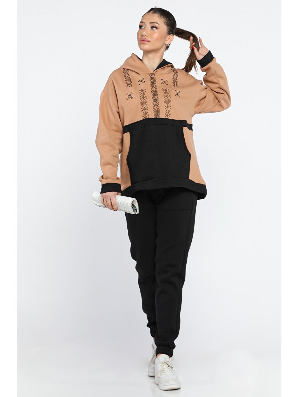 Siyah Nakışlı Kanguru Cepli Kadın Şardonlu Eşofman Takımı-1