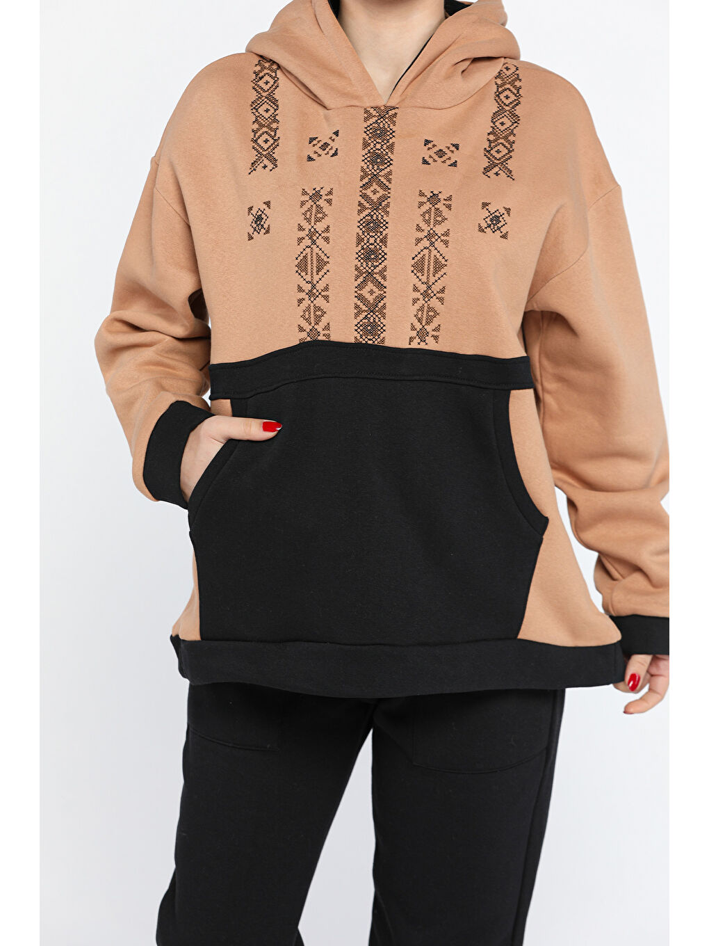 Siyah Nakışlı Kanguru Cepli Kadın Şardonlu Eşofman Takımı-3