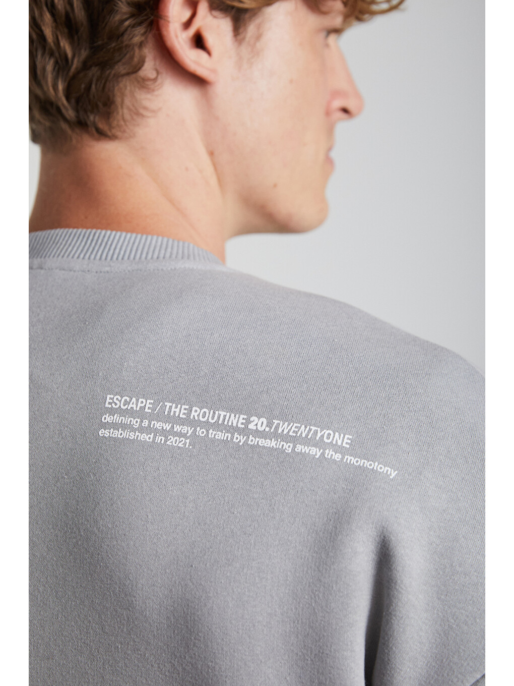 Santıagos Erkek Kangruru Cepli Fermuar Detaylı Arkası Yazı Baskılı Koyu Gri Sweatshirt-5
