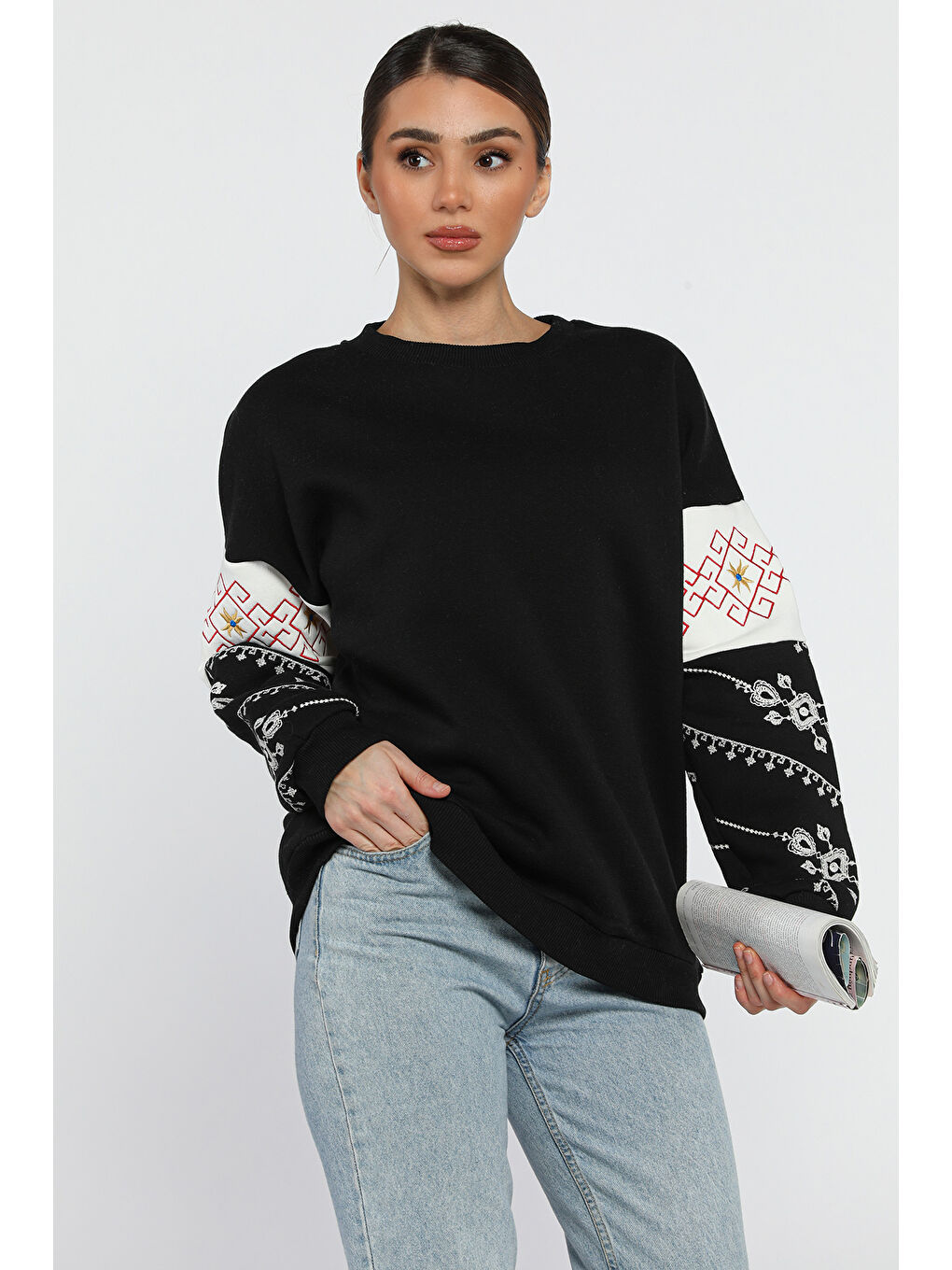 Siyah Kol Nakışlı Kadın Şardonlu Bisiklet Yaka Sweatshirt-1