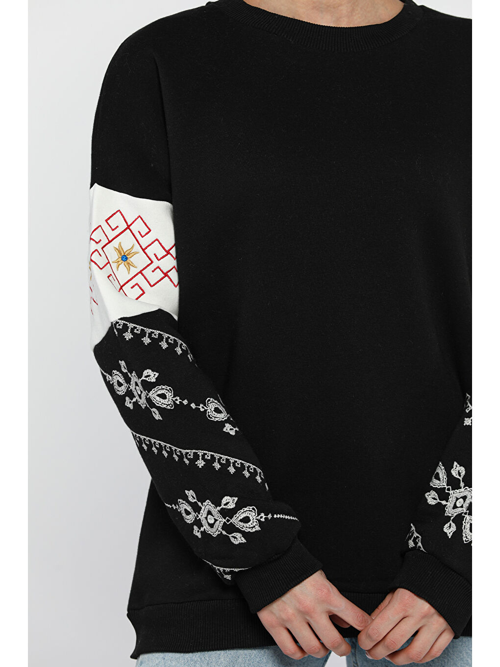 Siyah Kol Nakışlı Kadın Şardonlu Bisiklet Yaka Sweatshirt-3