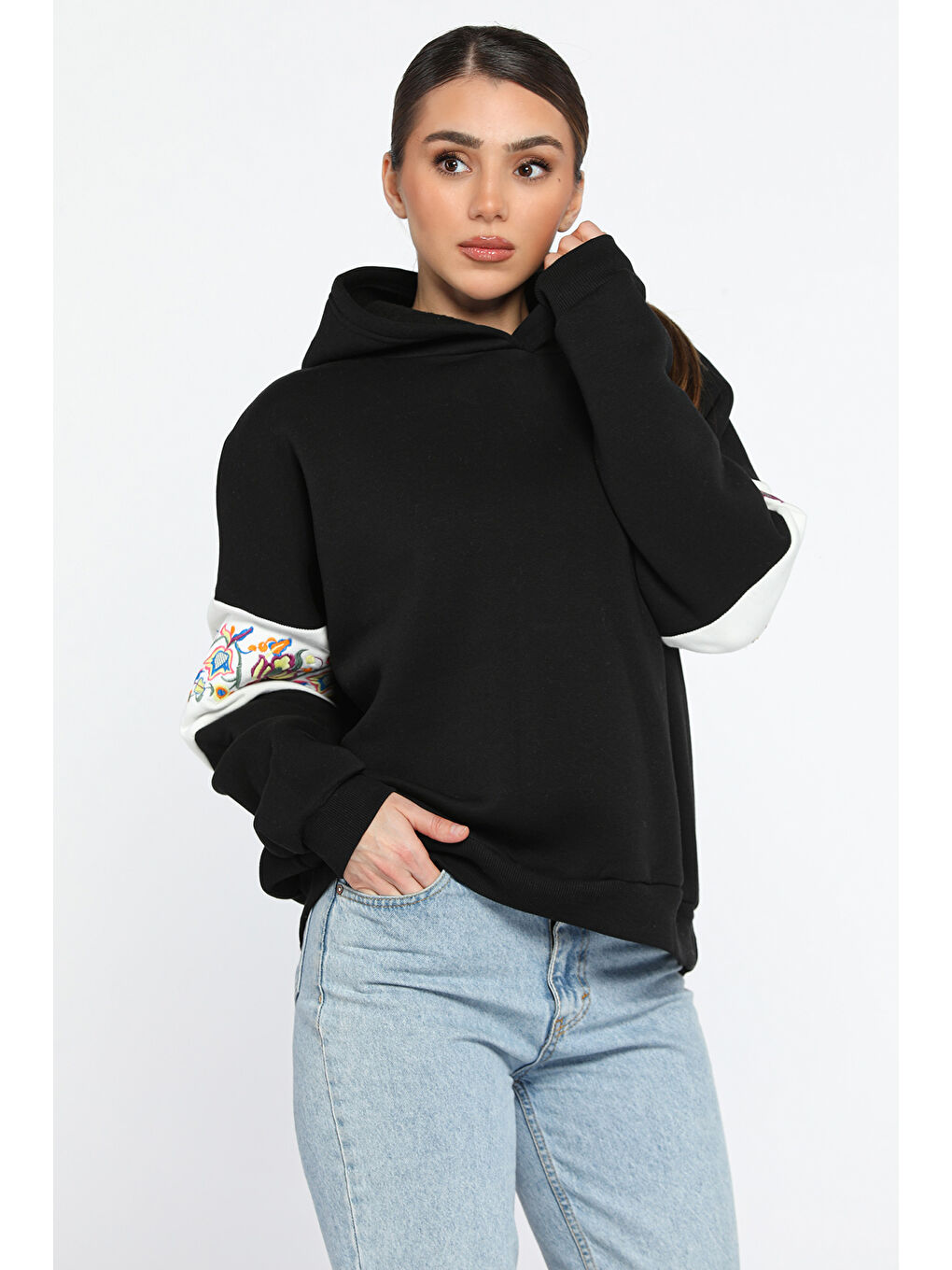 GÜLSELİ Siyah Kol Nakışlı Şardonlu Kadın Sweatshirt