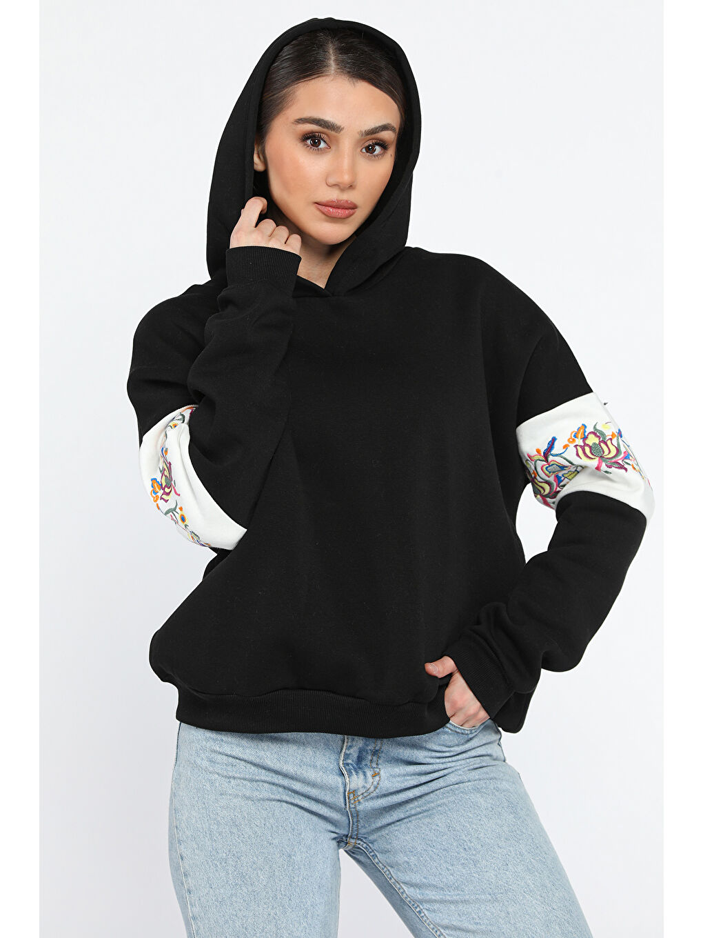 GÜLSELİ Siyah Kol Nakışlı Şardonlu Kadın Sweatshirt - 1