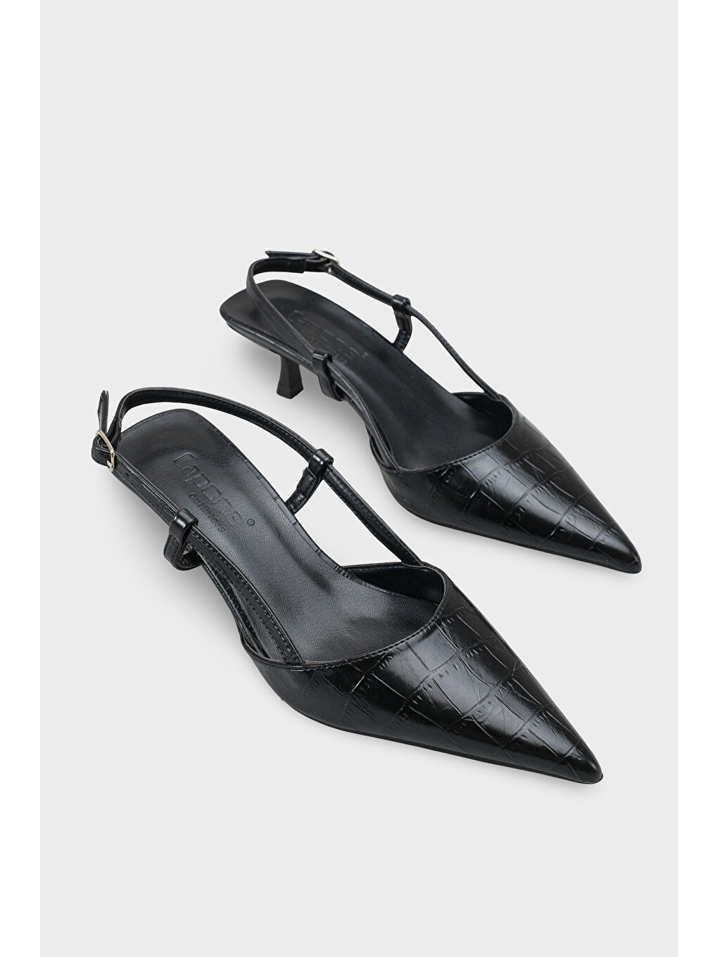 Siyah Vitoria Sivri Burunlu Orta Topuklu Arkası Kare Arkadan Bantlı Kadın Ayakkabı-1