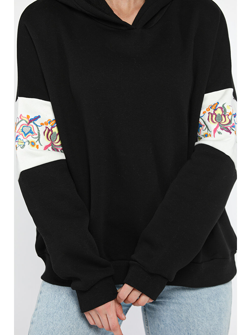 GÜLSELİ Siyah Kol Nakışlı Şardonlu Kadın Sweatshirt - 3