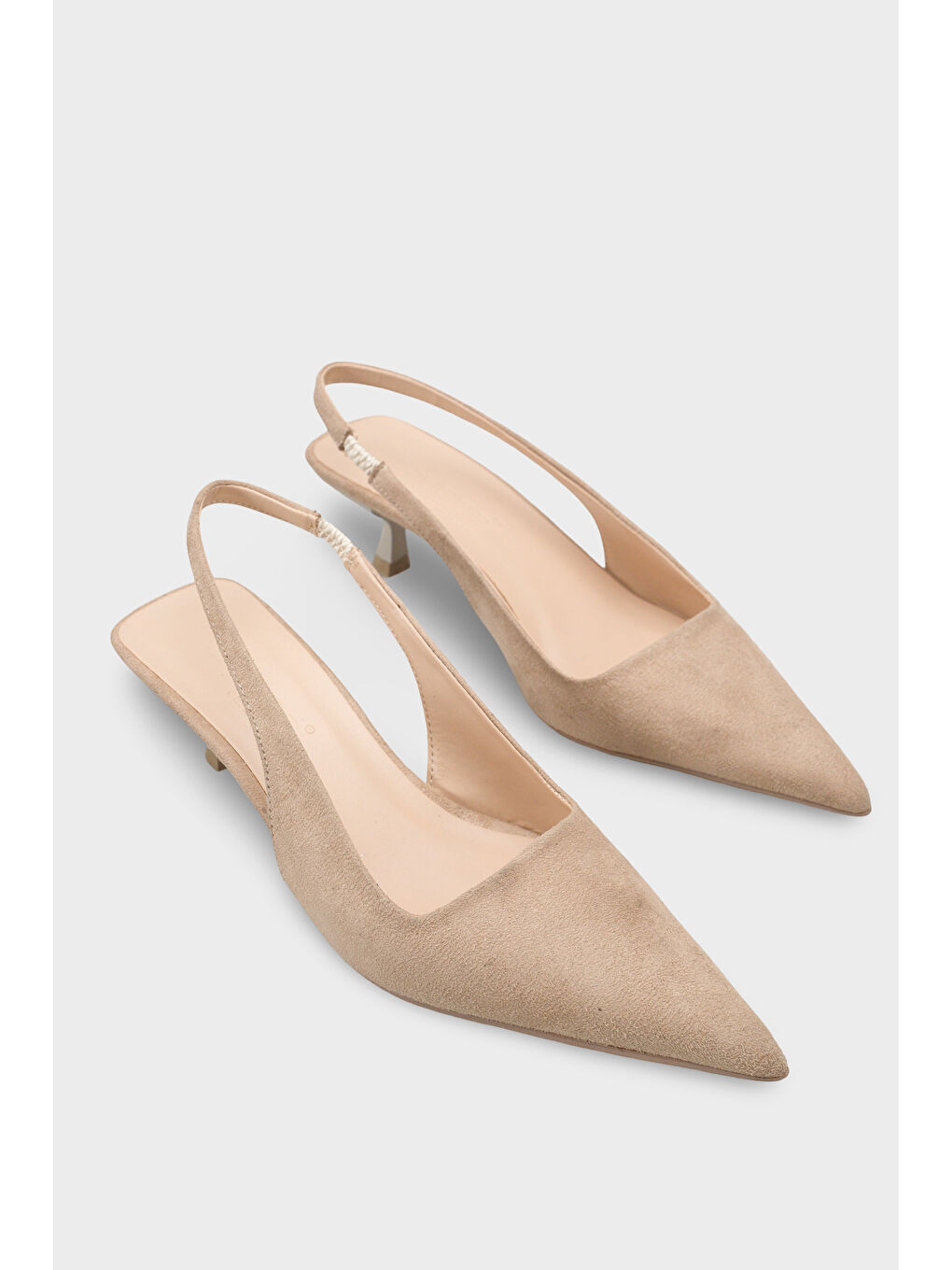 Bej Lynett Sivri Burunlu Orta Topuklu Arkası Kare Arkadan Bantlı Kadın Ayakkabı-1