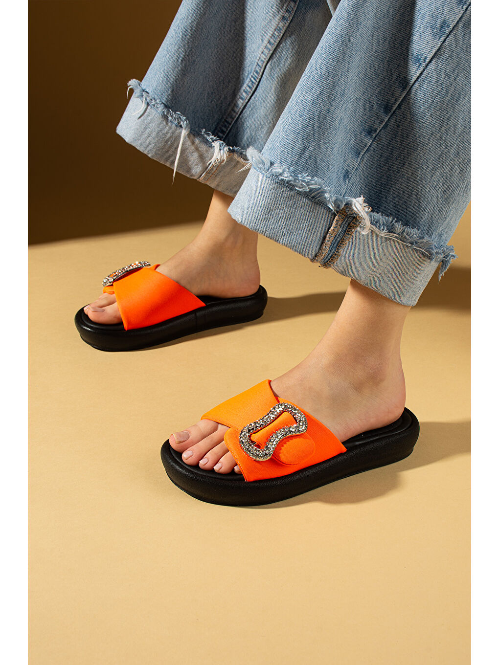 Turuncu Parlak Taşlı Toka Detaylı Comfort Taban Kadın Terlik 59-73-25