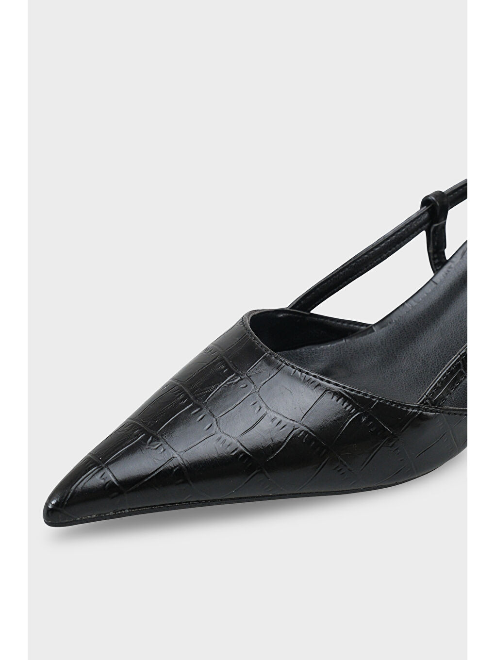 Siyah Vitoria Sivri Burunlu Orta Topuklu Arkası Kare Arkadan Bantlı Kadın Ayakkabı-2