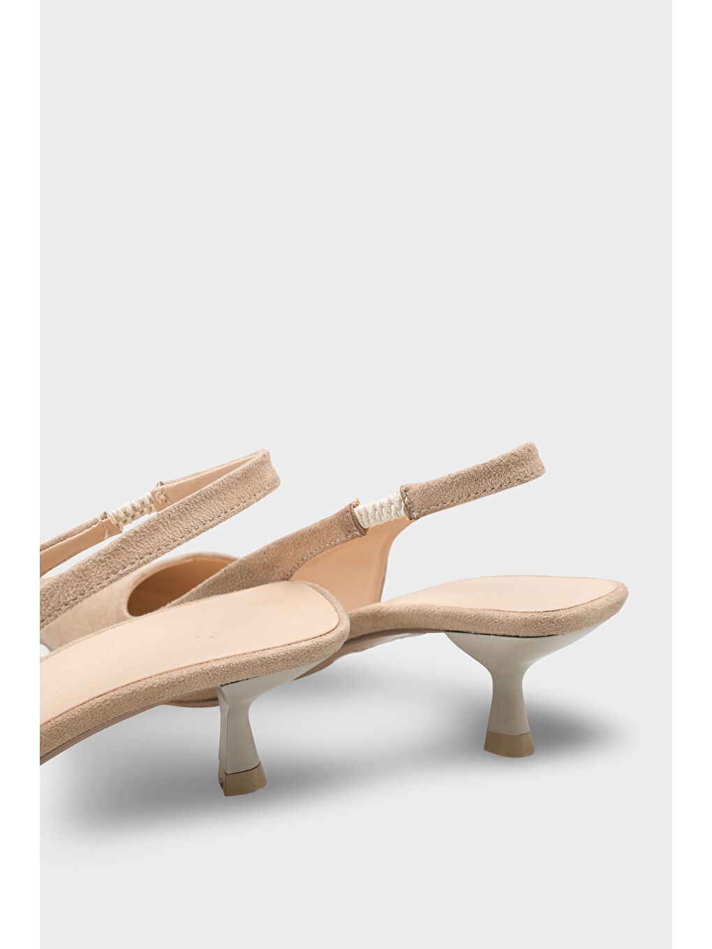 Bej Lynett Sivri Burunlu Orta Topuklu Arkası Kare Arkadan Bantlı Kadın Ayakkabı-3