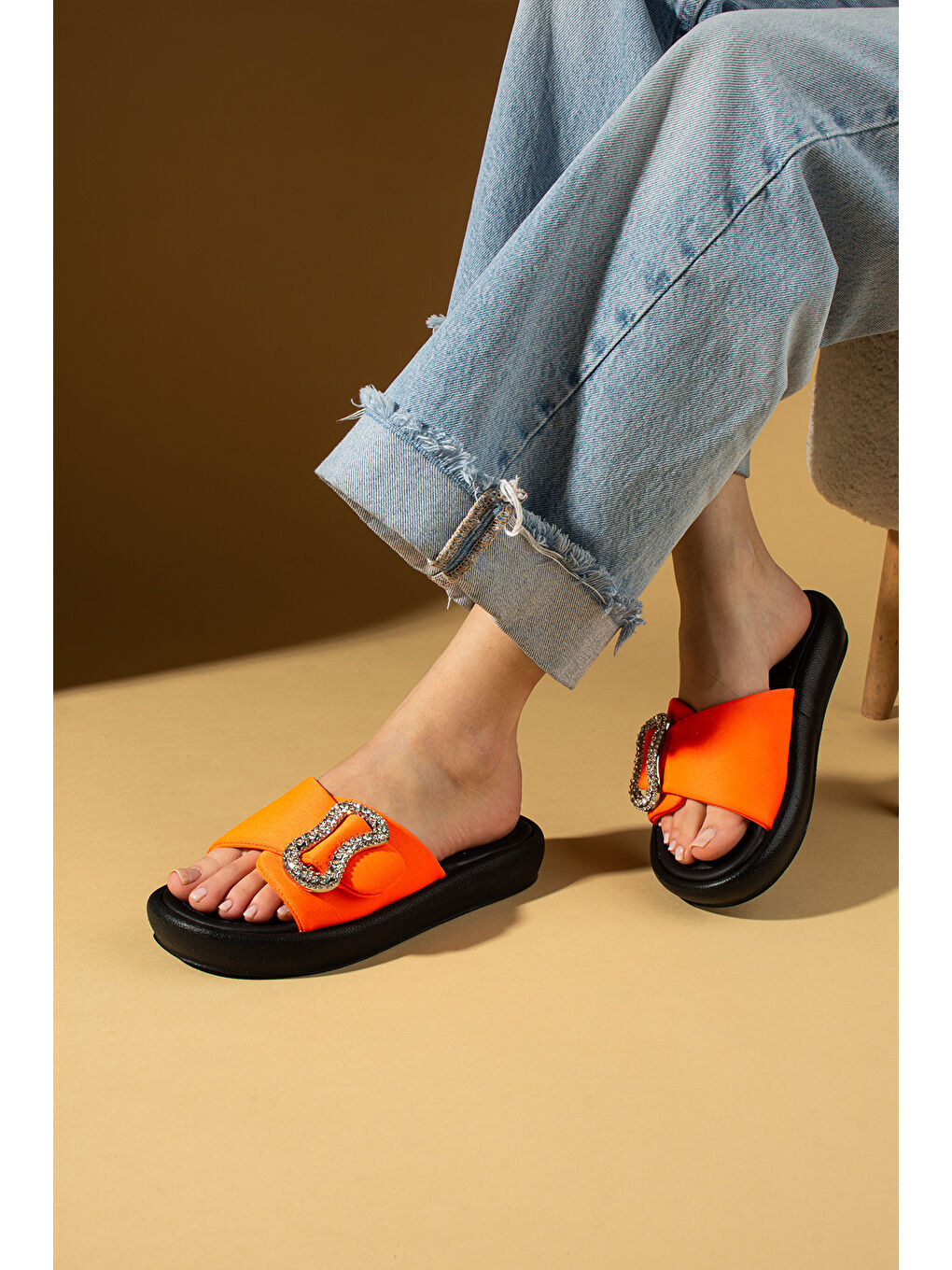 Turuncu Parlak Taşlı Toka Detaylı Comfort Taban Kadın Terlik 59-73-25-1