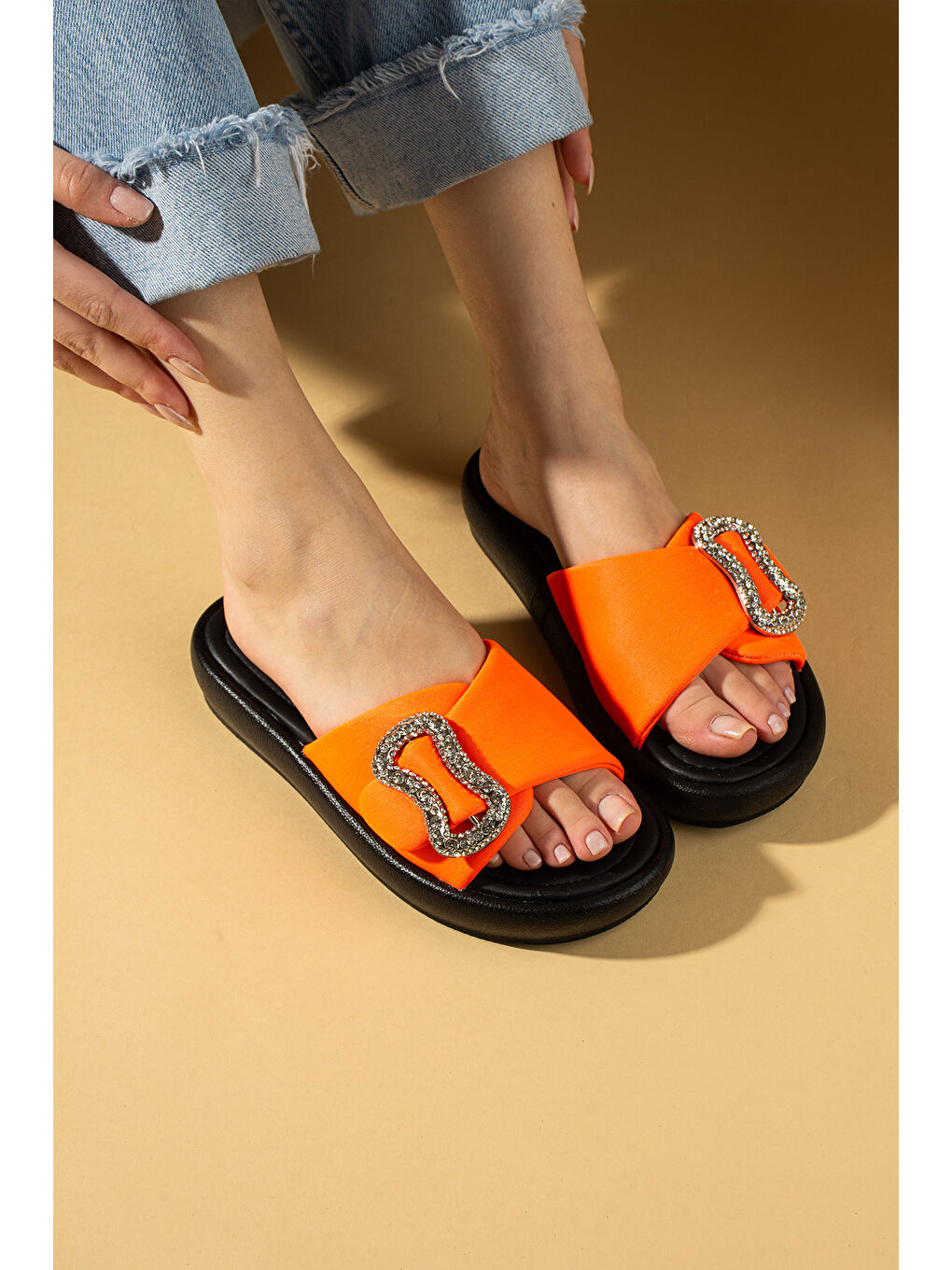 Turuncu Parlak Taşlı Toka Detaylı Comfort Taban Kadın Terlik 59-73-25-2