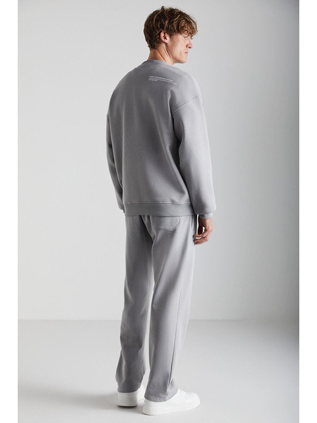 Santıagos Erkek Kangruru Cepli Fermuar Detaylı Arkası Yazı Baskılı Koyu Gri Sweatshirt-6