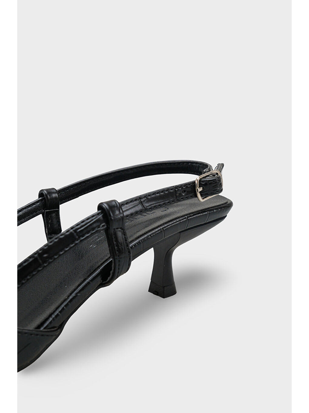 Siyah Vitoria Sivri Burunlu Orta Topuklu Arkası Kare Arkadan Bantlı Kadın Ayakkabı-3