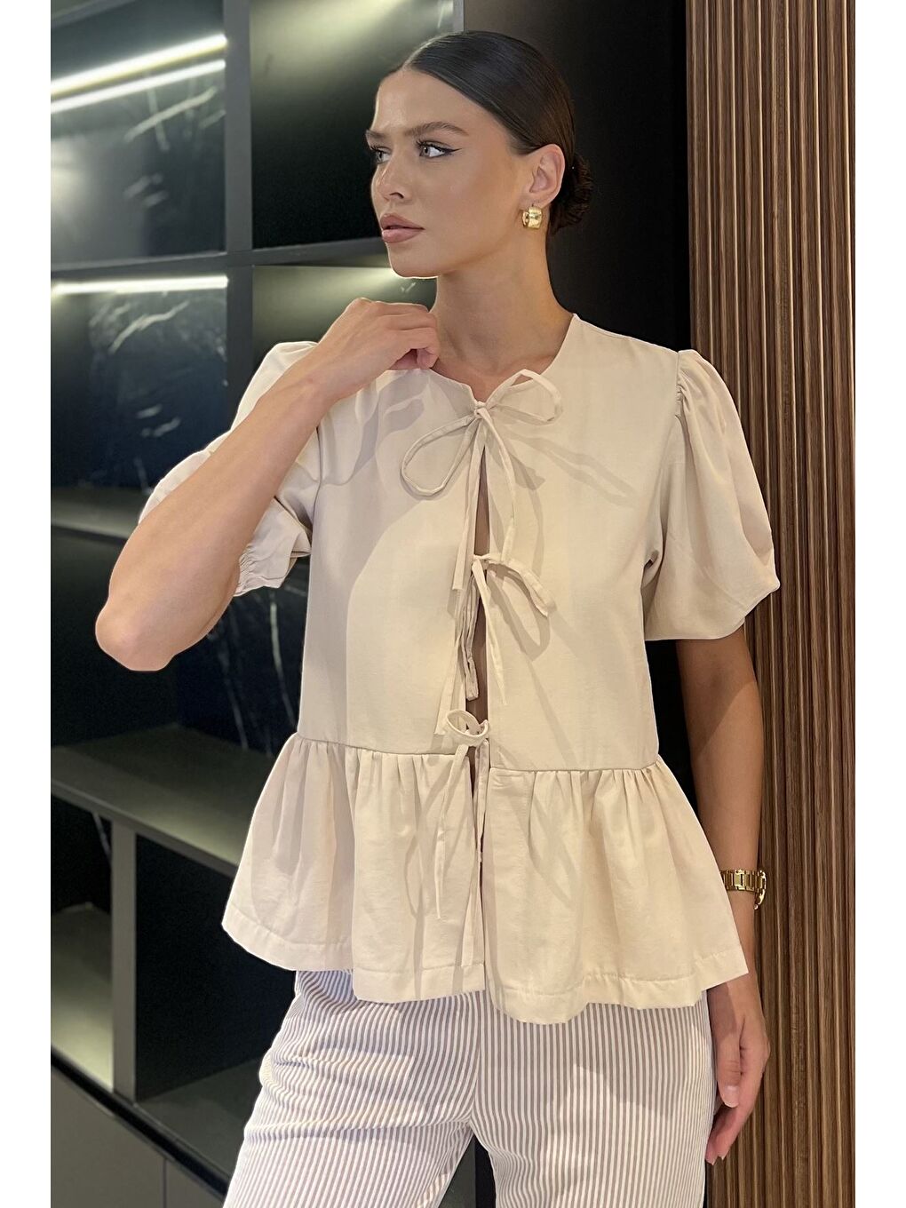 Bej Kadın Ön Bağlama Detaylı Fırfırlı Kol Lastikli Bluz