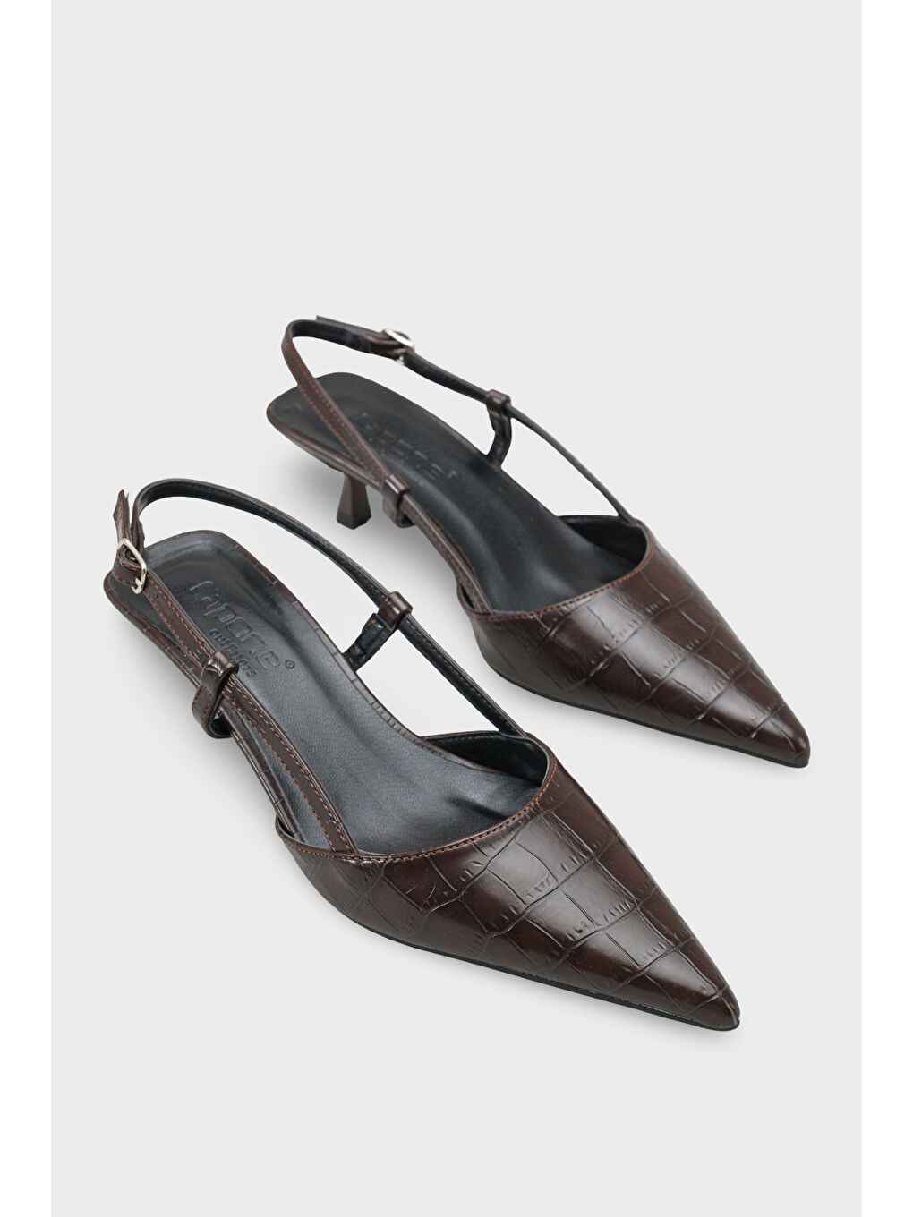 Kahverengi Vitoria Sivri Burunlu Orta Topuklu Arkası Kare Arkadan Bantlı Kadın Ayakkabı-1