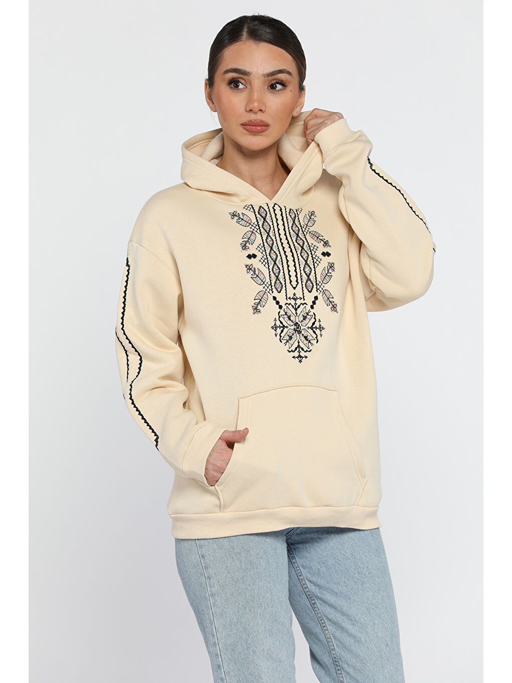 Bej Kadın Kanguru Cepli Nakışlı Şardonlu Kadın Sweatshirt-1