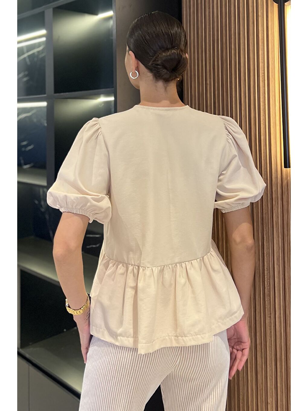 Bej Kadın Ön Bağlama Detaylı Fırfırlı Kol Lastikli Bluz-2