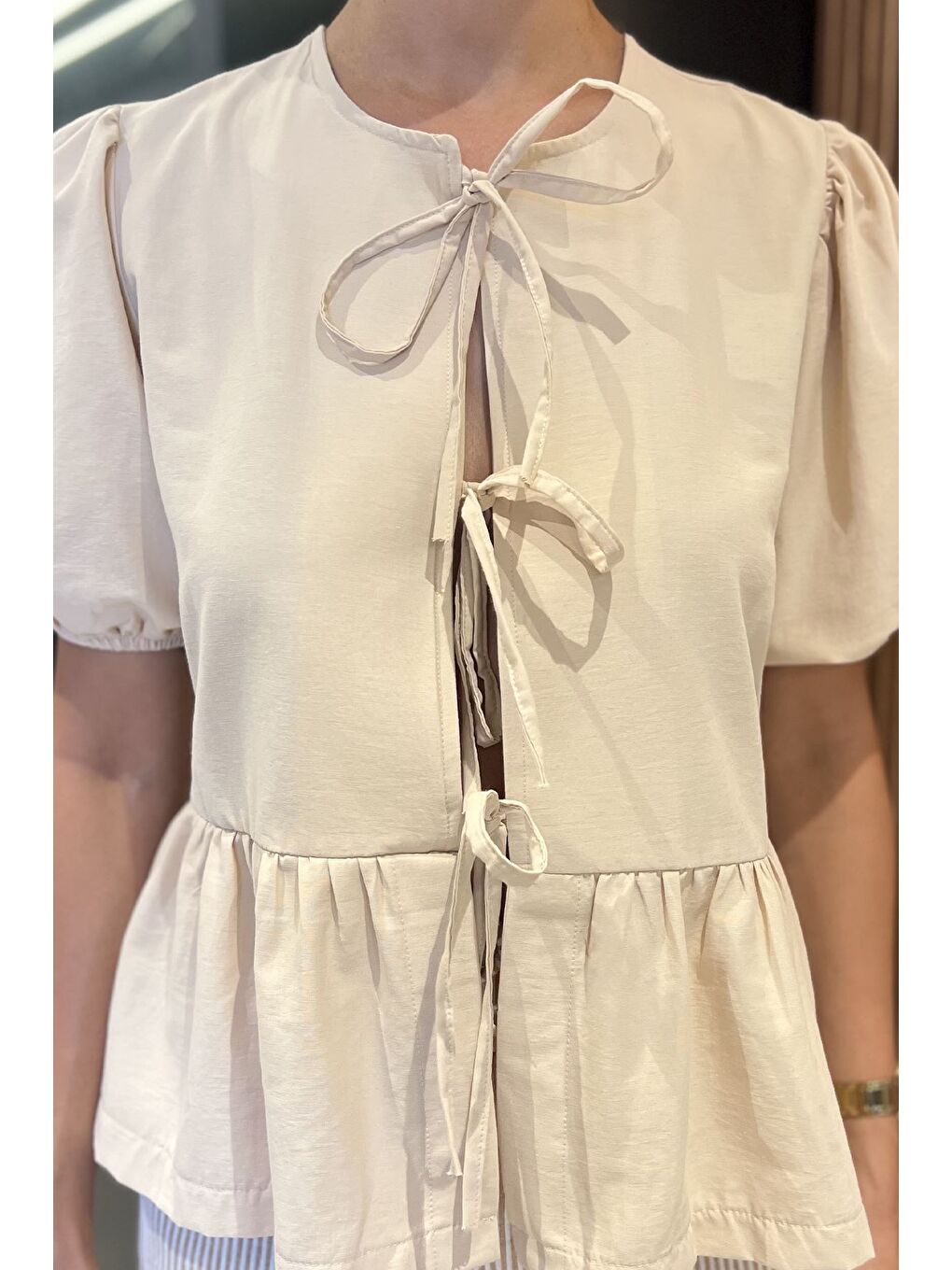 Bej Kadın Ön Bağlama Detaylı Fırfırlı Kol Lastikli Bluz-3