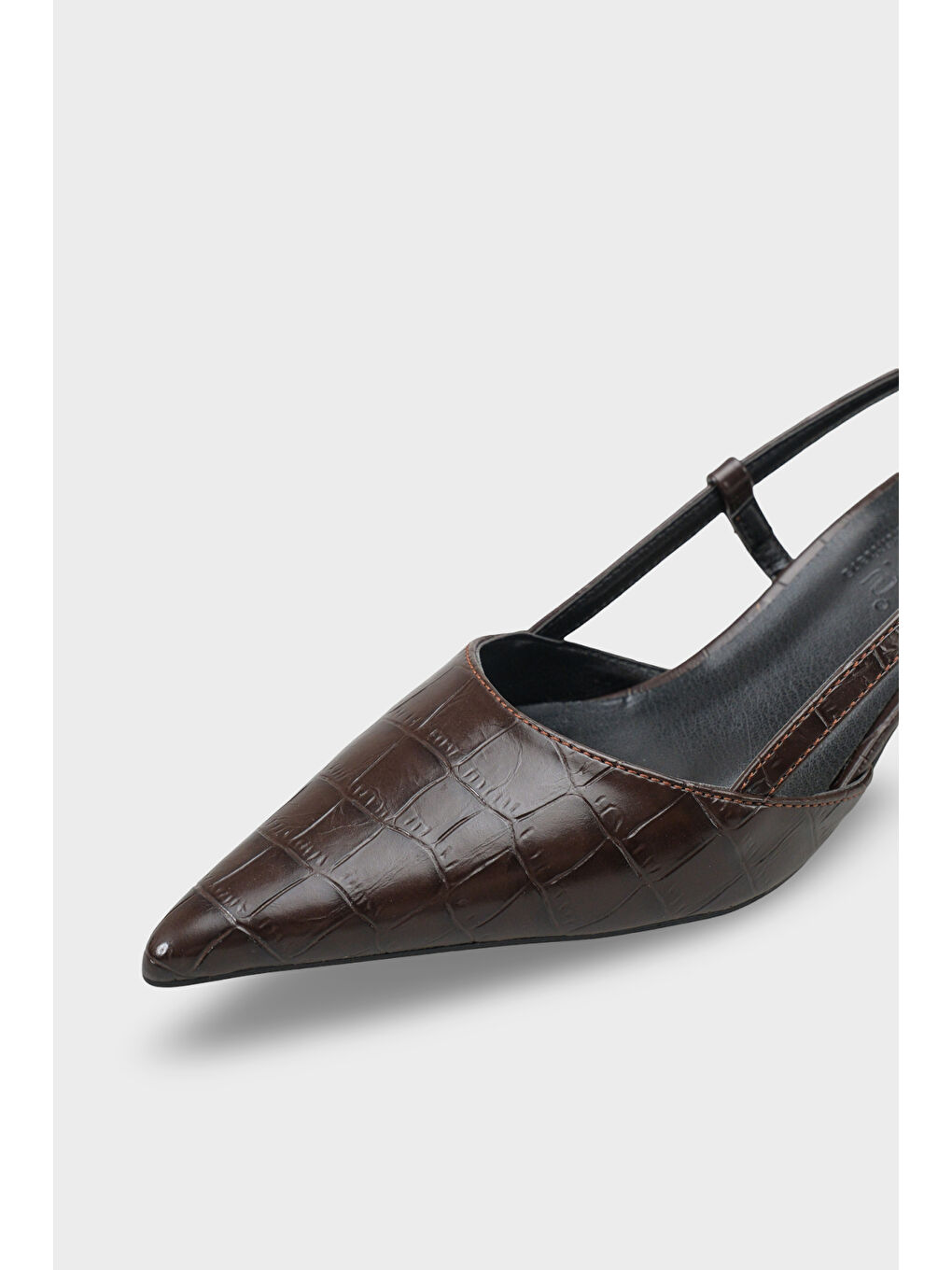 Kahverengi Vitoria Sivri Burunlu Orta Topuklu Arkası Kare Arkadan Bantlı Kadın Ayakkabı-2