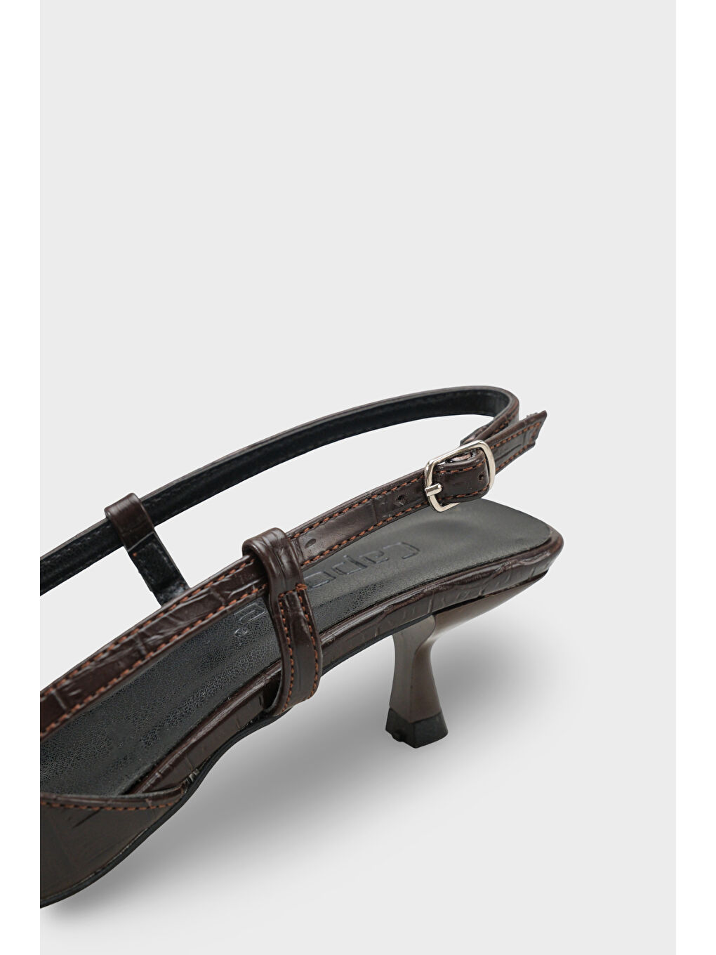 Kahverengi Vitoria Sivri Burunlu Orta Topuklu Arkası Kare Arkadan Bantlı Kadın Ayakkabı-3