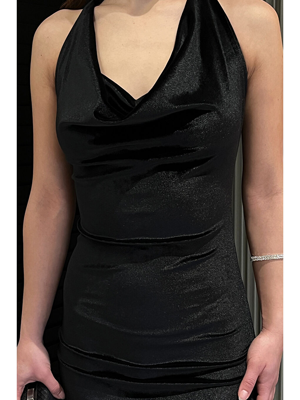 Siyah Kadın Boyundan Bağlamalı Degaje Yaka Kadife Elbise-2