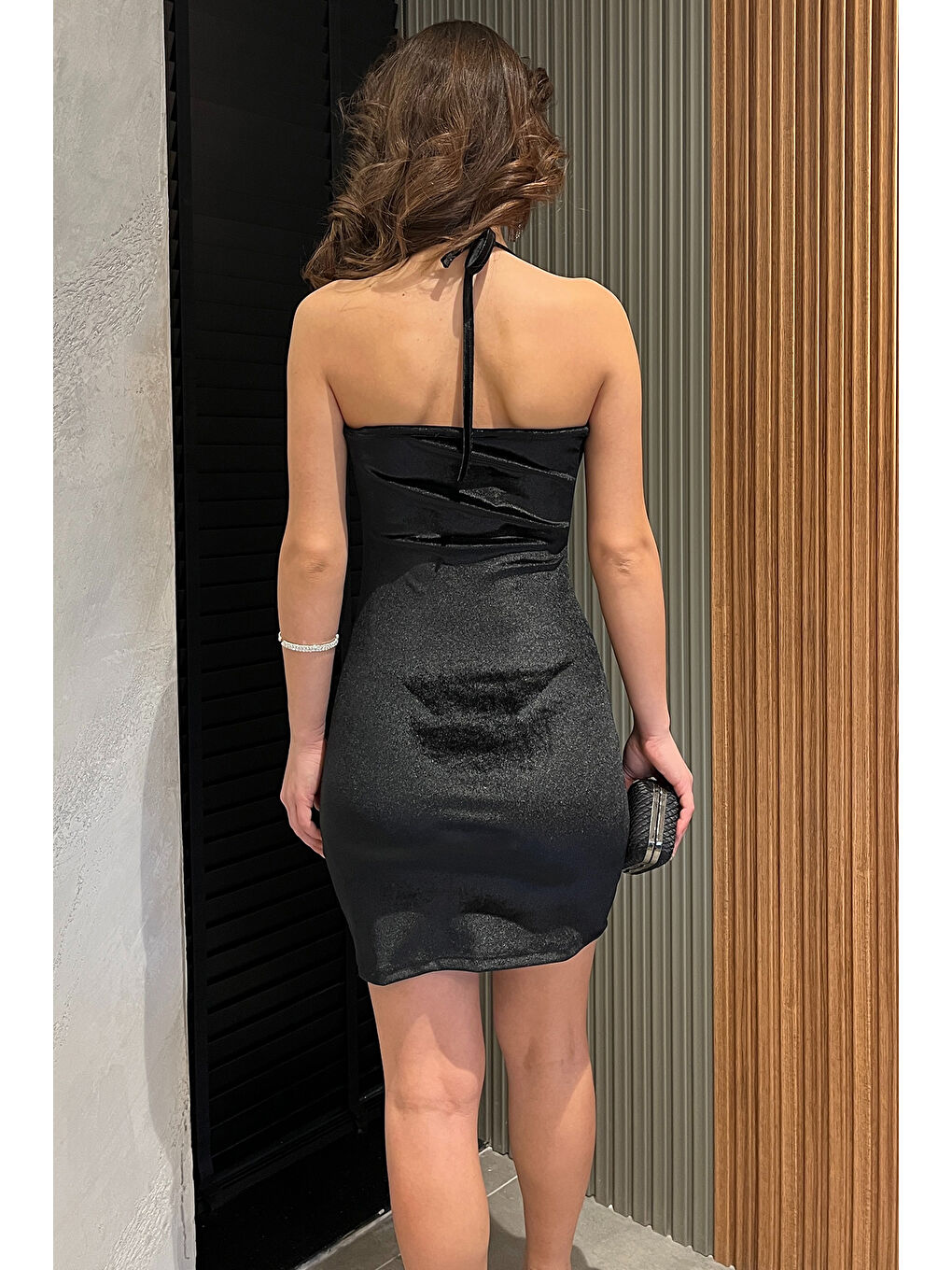 Siyah Kadın Boyundan Bağlamalı Degaje Yaka Kadife Elbise-3