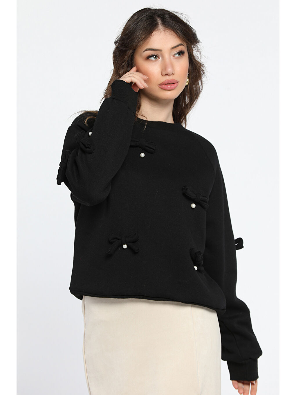 Siyah Kadın Kurdele İnci Detaylı Bisiklet Yaka Şardonlu Sweatshirt-1