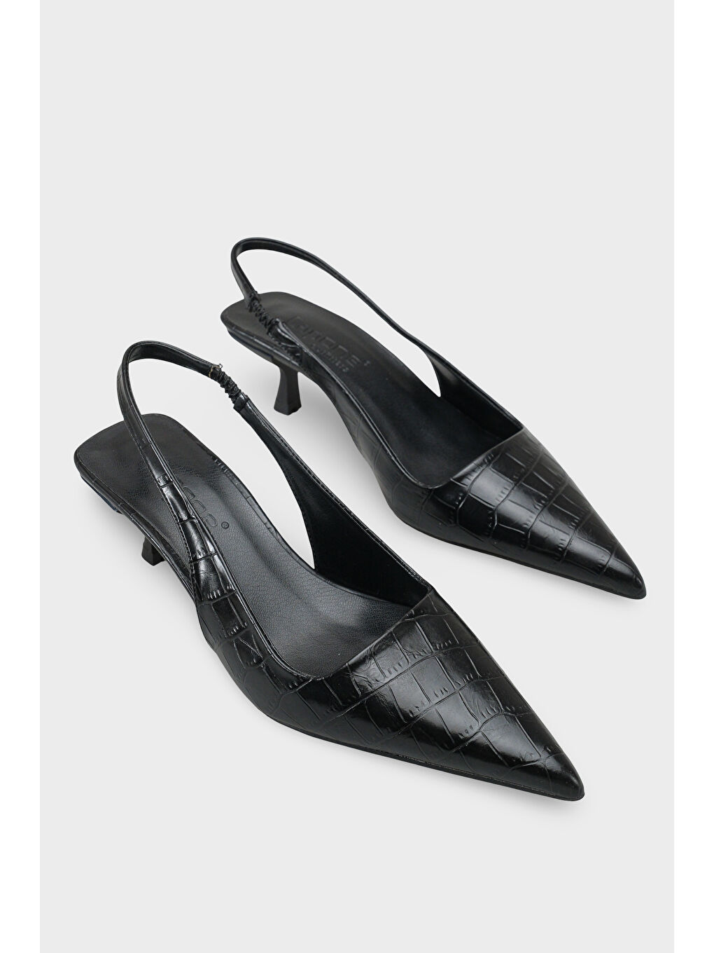 Siyah Lynett Sivri Burunlu Orta Topuklu Arkası Kare Arkadan Bantlı Kadın Ayakkabı-1