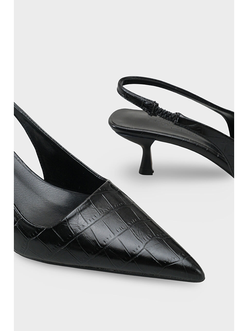 Siyah Lynett Sivri Burunlu Orta Topuklu Arkası Kare Arkadan Bantlı Kadın Ayakkabı-3