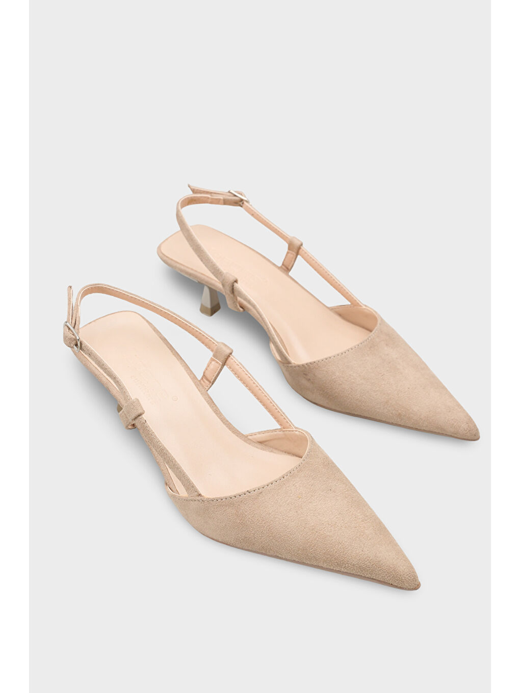 Bej Vitoria Sivri Burunlu Orta Topuklu Arkası Kare Arkadan Bantlı Kadın Ayakkabı-1