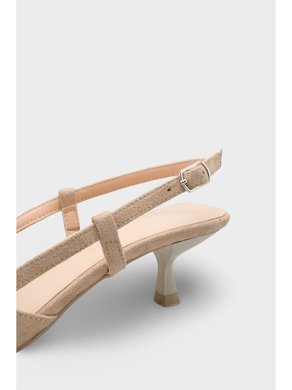 Bej Vitoria Sivri Burunlu Orta Topuklu Arkası Kare Arkadan Bantlı Kadın Ayakkabı-3