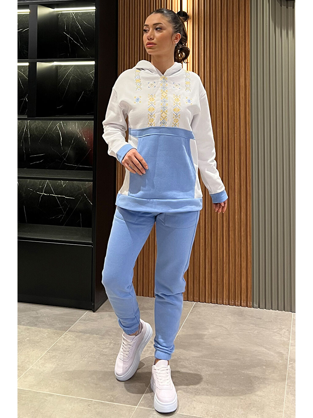 Beyaz Nakışlı Kanguru Cepli Kadın Şardonlu Eşofman Takımı