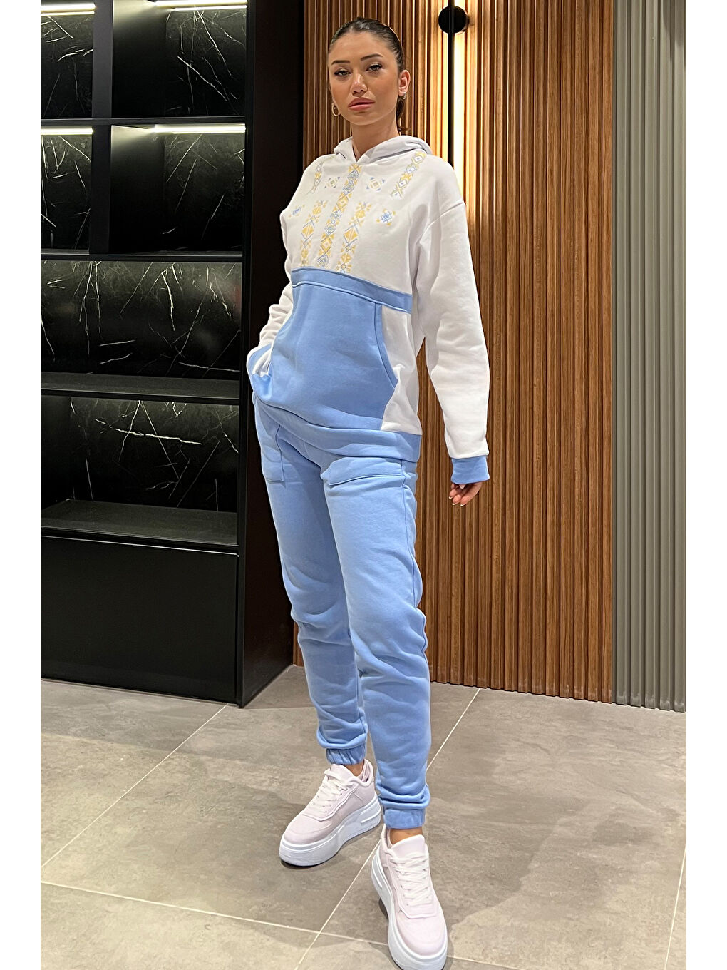 Beyaz Nakışlı Kanguru Cepli Kadın Şardonlu Eşofman Takımı-1