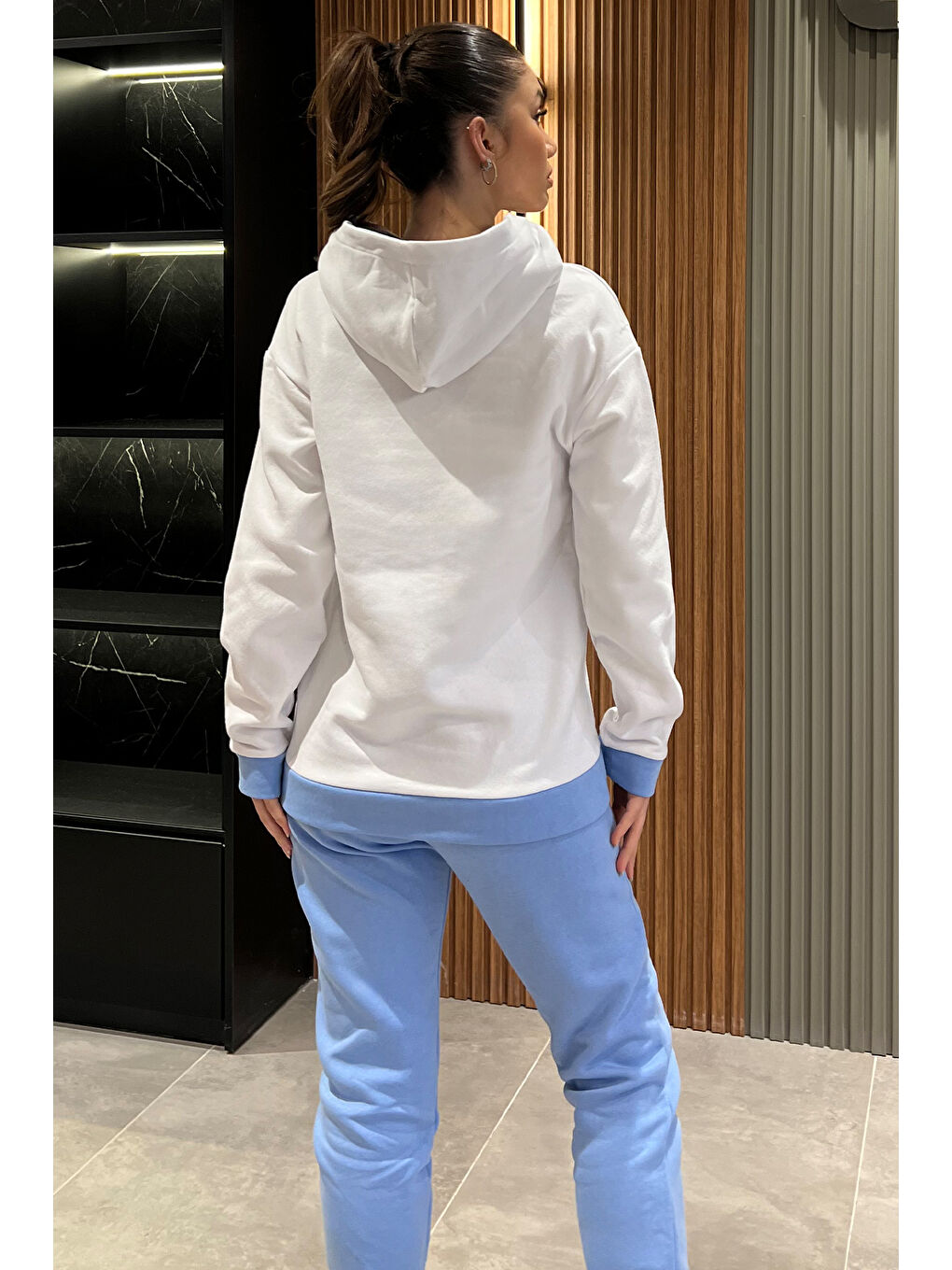 Beyaz Nakışlı Kanguru Cepli Kadın Şardonlu Eşofman Takımı-2